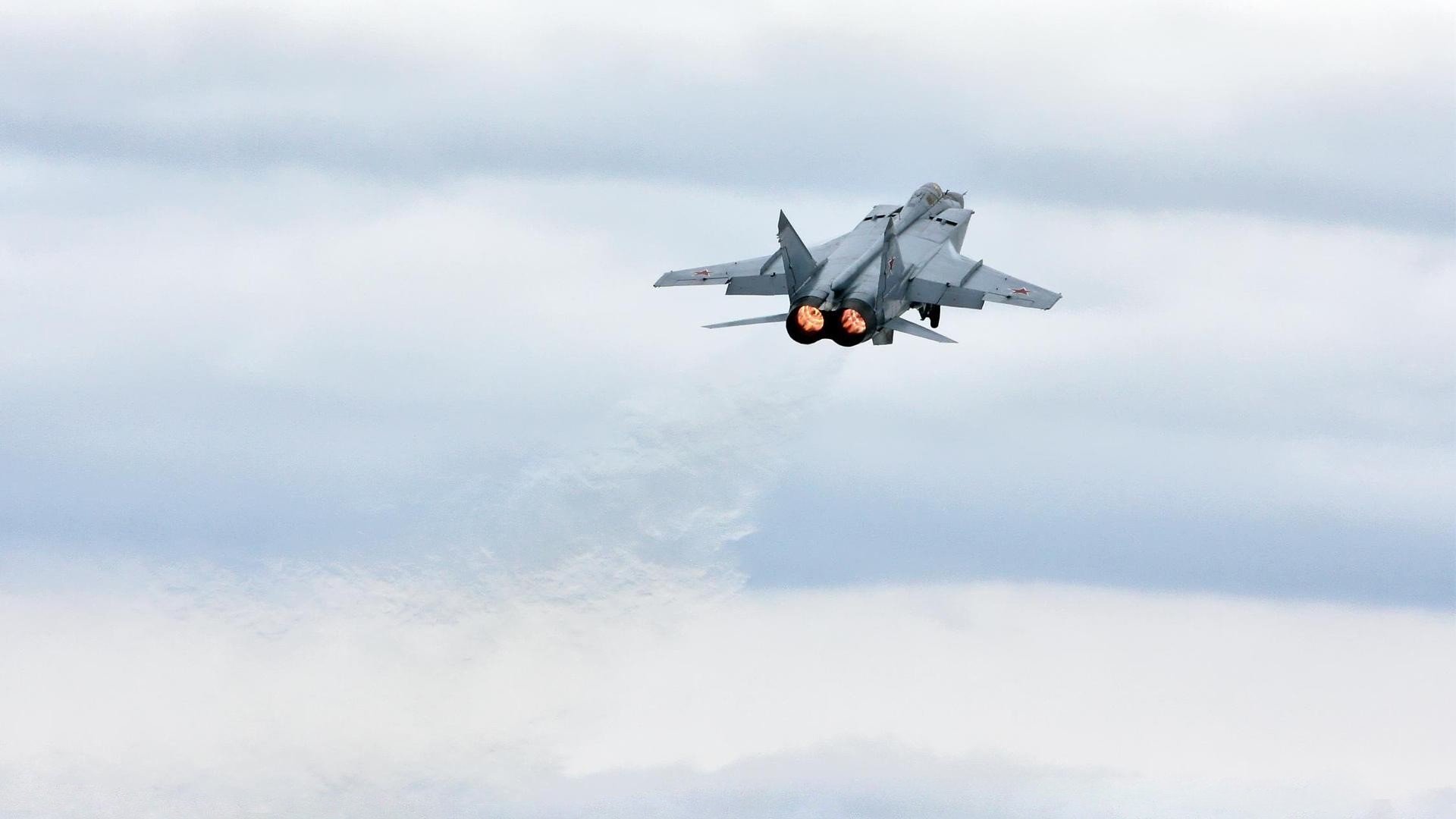 联赛关键战，球员表现出色压哨绝杀，压哨绝杀篮球